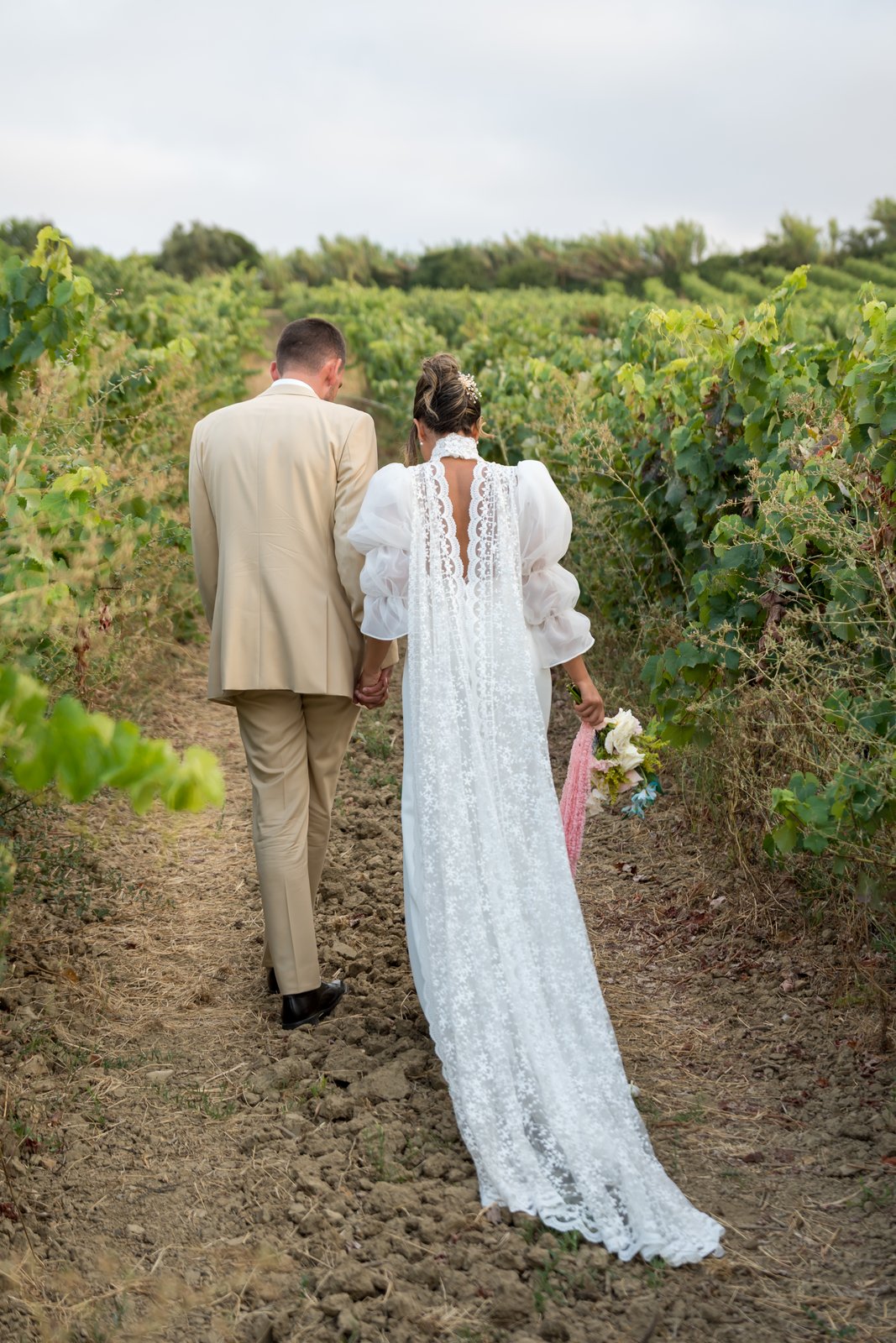 A couple among the vines at Quinta do Boiro